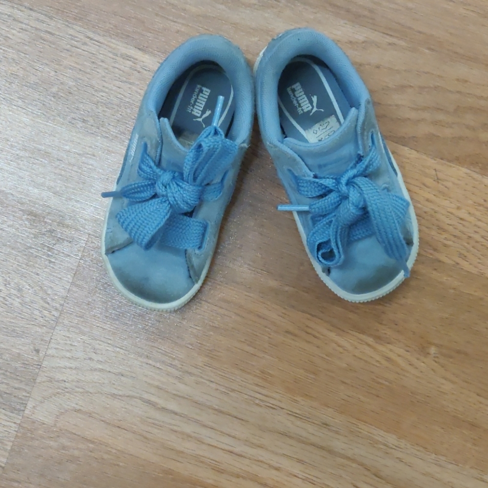 Little girls Puma sneakers